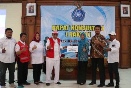 PKK, SIBAT dan Masyarakat Banjarsari Surakarta Serahkan Donasi Kemanusiaan ke PMI
