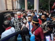 Ganjar Jadi Rebutan untuk Diajak Foto Selfi dalam Pembukaan PeSOnas