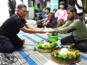 Lagu Kebangsaan Indonesia Raya Dinyanyikan Bersama di Malam Tirakatan Warga