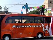 Di Sukoharjo, Pasang Hiasan Tujuhbelasan dengan ‘Ancik-ancik’ Bus