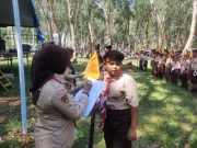 Anggota Pramuka Kwarran Kembang Unjuk Ketangkasan