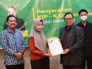 Yoyok Serahkan Beasiswa KIPK Ke Unissula