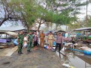Gelombang Tinggi, Ratusan Warung di Pantai Suwuk Berantakan