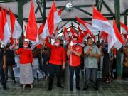 Bupati Kudus Bagikan Bendera Merah Putih Gratis Pada Masyarakat