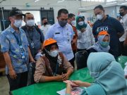 Pantau Pembagian BLT DBHCHT, Bupati: Semoga Membantu Ekonomi Buruh Rokok