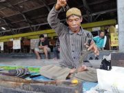 Mbah Mulyono, Rutin Tiap Bulan Sura Menjamas Pusaka di Eks Stasiun Blora