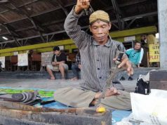Mbah Mulyono, Rutin Tiap Bulan Sura Menjamas Pusaka di Eks Stasiun Blora