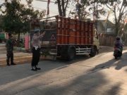 Petugas Gabungan Razia Hewan di Jalan Kunduran