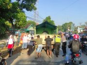 Polisi Bantu Dorong Truk Mogok demi Kelancaran Lalu Lintas di Tunjungan