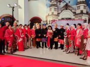 Meriahkan HUT ke-77 RI, KAI Gandeng Anne Avantie Gelar Peragaan Busana dan Bagikan Selendang di Stasiun