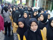 Ribuan Warga Berebut Nasi Jangkrik Buka Luwur Sunan Kudus