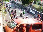 Diduga Rem Bermasalah dari TPU Bergota Semarang Penumpang Angkot Warna Orange Jadi Korban
