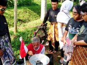Meski Sudah Renta, Mbah Soleh Berdagang Arum Manis Sampai Jauh