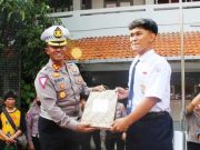 Siswa SMP Negeri 30 Semarang Terima Penghargaan Polrestabes Semarang.