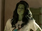 Sama-sama Bertubuh Hijau, Ini Dia Perbedaan Kekuatan Hulk dan She-Hulk Tatiana Maslany sebagai Jennifer Walters dalam serial "She-Hulk: Attorney at Law". Foto: Disney+.