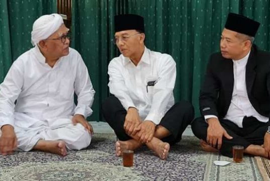 Rektor USM dan Pembina YAU Ir Soeharsojo Sowan ke Gus Mus