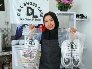 Pelanggan Jasa Cuci Sepatu Asanah Meningkat Berkat Lapak Ganjar