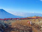 Ribuan Pendaki Bentangkan Bendera Merah Putih 77 Meter di Puncak Gunung Sindoro