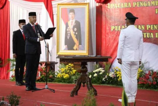 Lantik Penjabat Bupati Pati, Ganjar Ingatkan Integritas dan Antikorupsi
