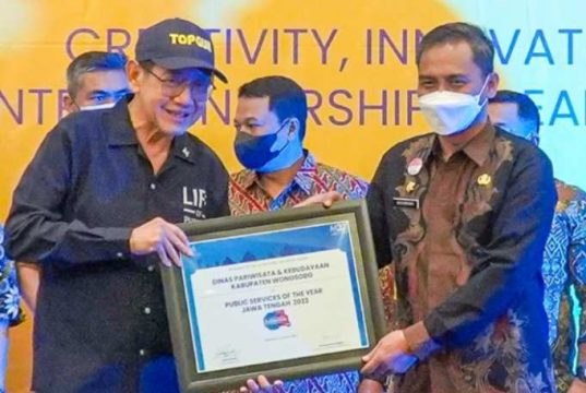 Buat Trobosan Baru Promosi Wisata, Disparbud Wonosobo Terima Penghargaan MarkPlus