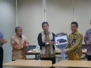 Lembaga Tes Masuk Perguruan Tinggi Hibahkan Mobil untuk UNS