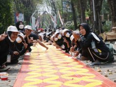 7.255 Mahasiswa Baru UNS Pecahkan Rekor Muri Warna Kain Pola Batik Sepanjang 3.300 Meter