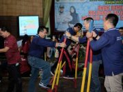 Mengenang Masa Kecil, Sekda Jepara Jajal Egrang di Hari Anak Nasional