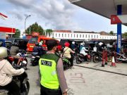Di Wonogiri, Polisi Amankan Antrean Konsumen yang Mengular di SPBU