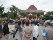 Perpag Unjuk Rasa Tuntut Pemerintah Cabut HGB PT Semen Gombong