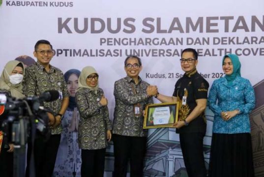 Bupati Kudus Raih Penghargaan atas Capaian 95 Persen UHC Kepesertaan JKN