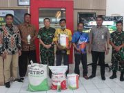 Kodim 0715/ Kendal Serahkan Bantuan Pupuk dan Benih Jagung kepada Anggota Kelompok Tani