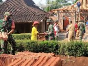 Personel TNI Wonogiri Bantu Warga Memugar Rutilahu