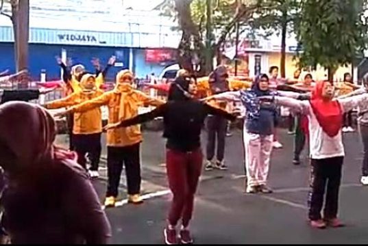 Meriahkan Peringatan Haornas, Para Bakul Pasar Wonogiri Senam Bersama