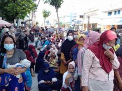 Ratusan Warga Kota Tegal Berdesakan untuk Dapatkan Sembako Murah
