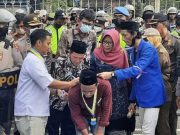 Demo Tolak Kenaikan Harga BBM di Tegal, Mahasiswa-Polisi Saling Dorong