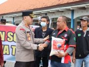 Polres Kudus Bagikan 2 Ribu Paket Beras di Terminal Induk Jati