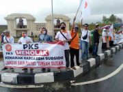 DPD PKS Unjuk Rasa Tolak Kenaikan Harga BBM