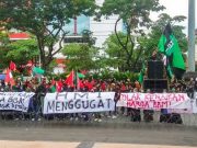 Suarakan 6 Tuntutan Sejumlah Mahasiswa Orasi di Depan Gedung Dewan
