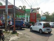 Antri Hampir 1 Jam di SPBU Kenaikan Harga BBM Siang Hari Menyusahkan Pedagang
