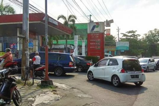 Antri Hampir 1 Jam di SPBU Kenaikan Harga BBM Siang Hari Menyusahkan Pedagang