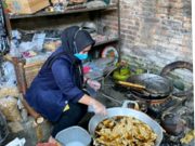 Mahasiswa Unimma Kembangkan Pemasaran Makanan Peyek