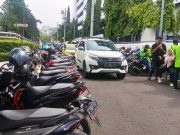 Layaknya Lihat Konser Peserta Unjuk Rasa Harus Bayar Parkir Motornya