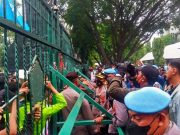 Mahasiswa Pengunjuk Rasa Desak Masuk ke Kantor DPRD Provinsi Jawa Tengah