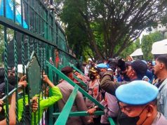 Mahasiswa Pengunjuk Rasa Desak Masuk ke Kantor DPRD Provinsi Jawa Tengah