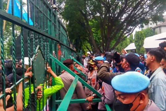 Mahasiswa Pengunjuk Rasa Desak Masuk ke Kantor DPRD Provinsi Jawa Tengah