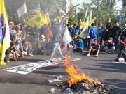 Tolak Kenaikan BBM, Ratusan Mahasiswa Kudus Aksi Blokir Jalan