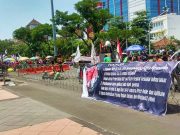 Ribuan Ojol dan Buruh Unjuk Rasa di Jalan Pahlawan Kota Semarang