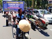 Mahasiswa, Sopir Truk dan Traktor Demo Tolak Kenaikan Harga BBM