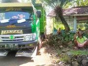 Aneh Truk Masuk Makam di Karangjati, Gegara Mengantar Dua Wanita Misterius