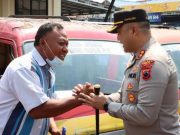 Polres Tegal Bagikan Bansos untuk Sopir Angkot